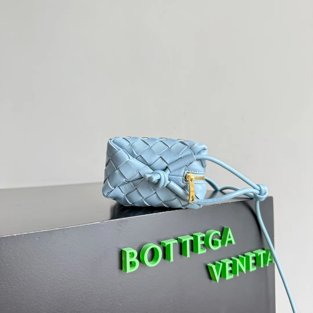 Batch 1560 New version and new color (third generation) 𝗕𝗼𝘁𝘁𝗲𝗴𝗮 𝗩𝗲𝗻𝗲𝘁𝗮 ——— BV’s best value for money, the latest version of the loop camera bag💥, large woven texture, super high quality lambskin as always, with zippers, adjustable drawstrings, it’s especially suitable for the belly💫It can fit anything, and it’s very light weight, suitable🈴️for girls of all ages. Size: 17*10*6cm Style number: 723547